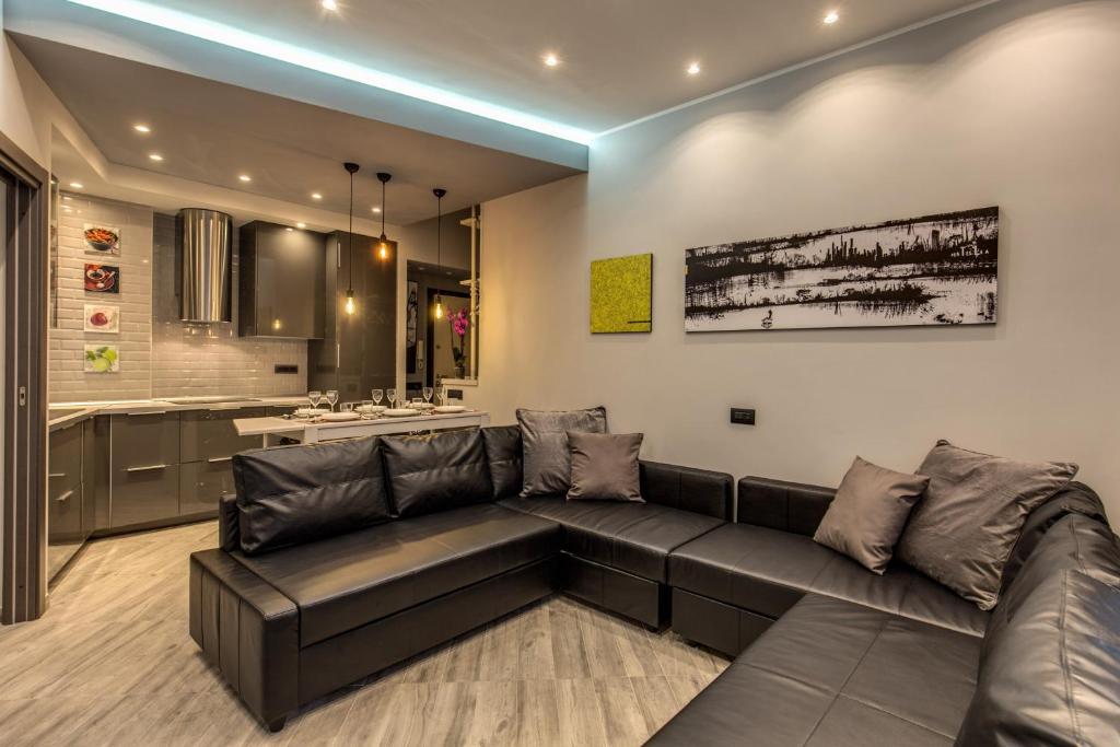 Il comprend un salon avec un canapé et une cuisine. dans l'établissement Lux Apartment, à Rome