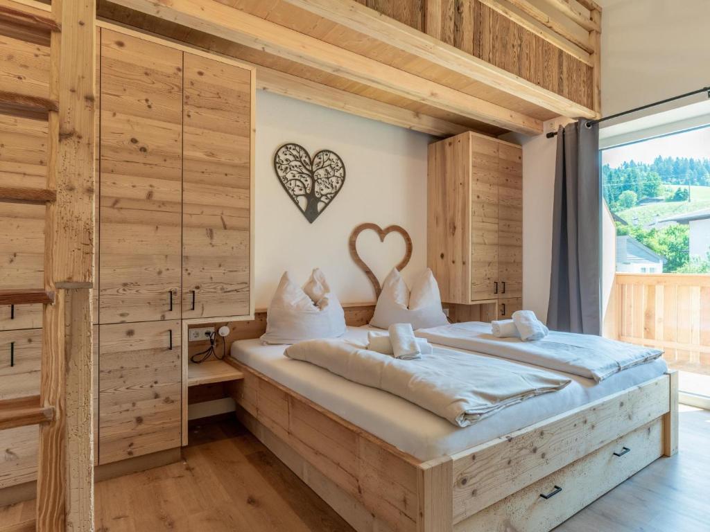 A bed or beds in a room at Marktblick