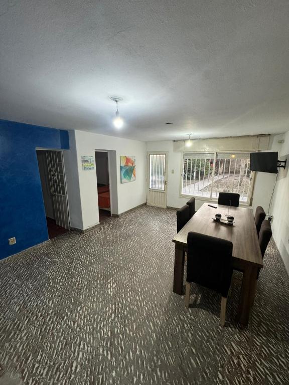 a room with a table and chairs in a room at Casa BUENOS AIRES in Villa María
