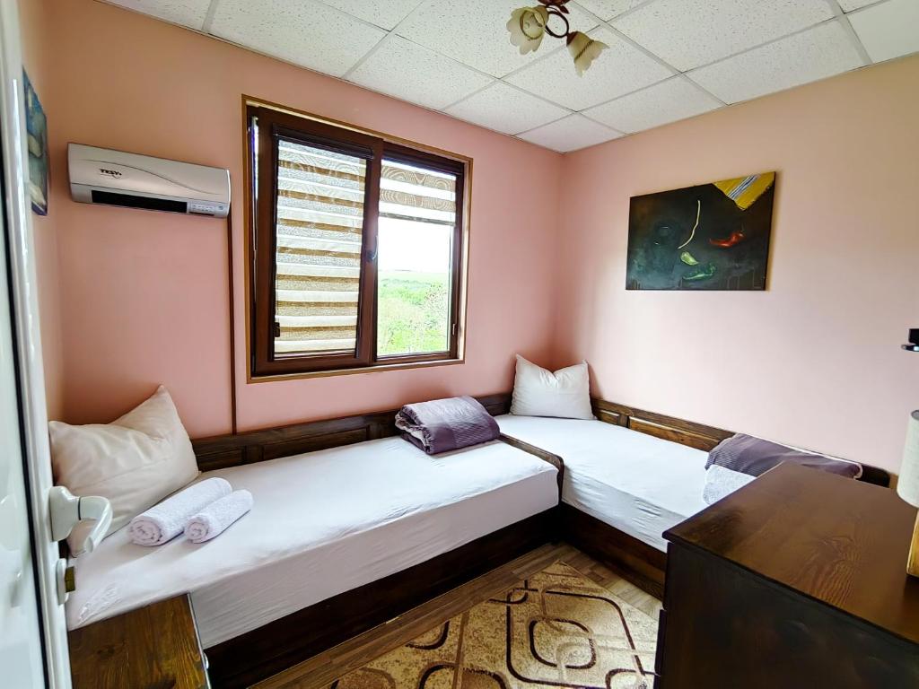 Postel nebo postele na pokoji v ubytování Guest House Kosharite