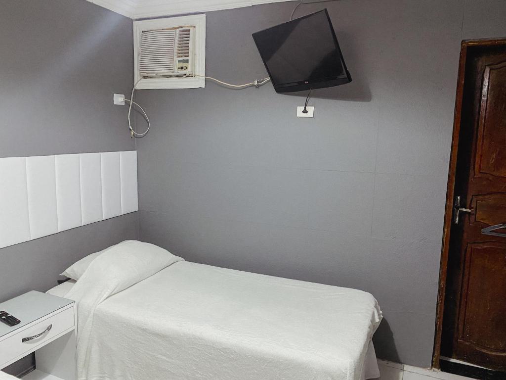 Uma TV ou centro de entretenimento em Hotel 5 Sóis