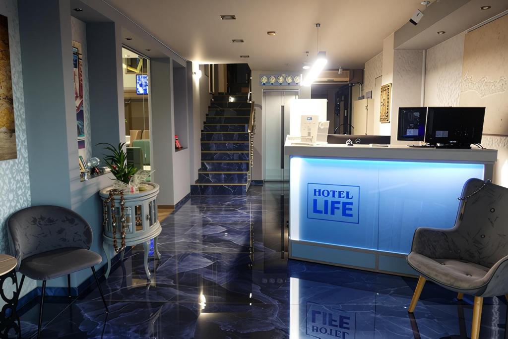 lobby z napisem „hotel life” na podłodze w obiekcie City Life Port Hotel w Heraklionie