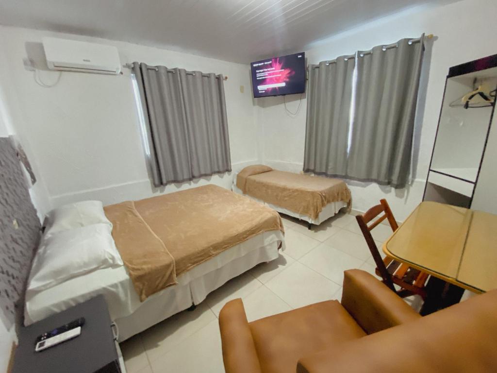 Uma TV ou centro de entretenimento em Hotel 5 Sóis