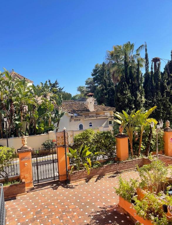 Elegant Suite Near Sea and Port Banus