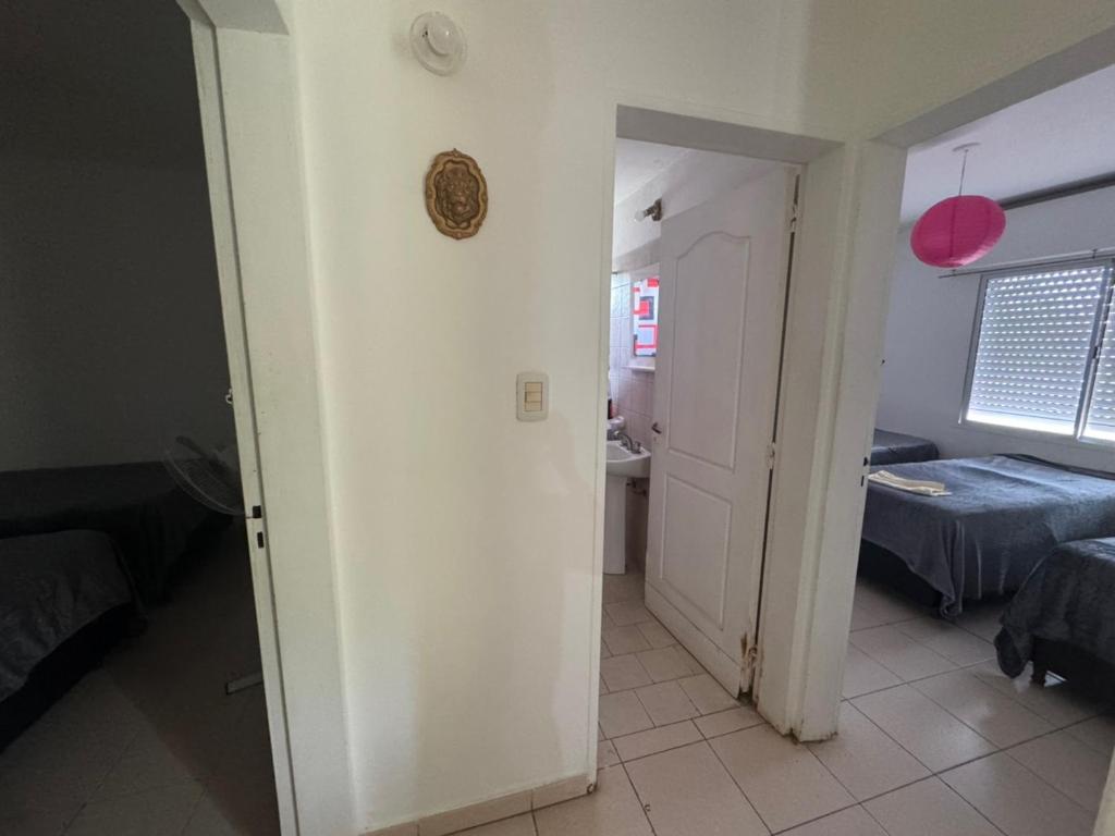 un corridoio di una camera con una camera da letto e un letto di Alem 21 a Villa María