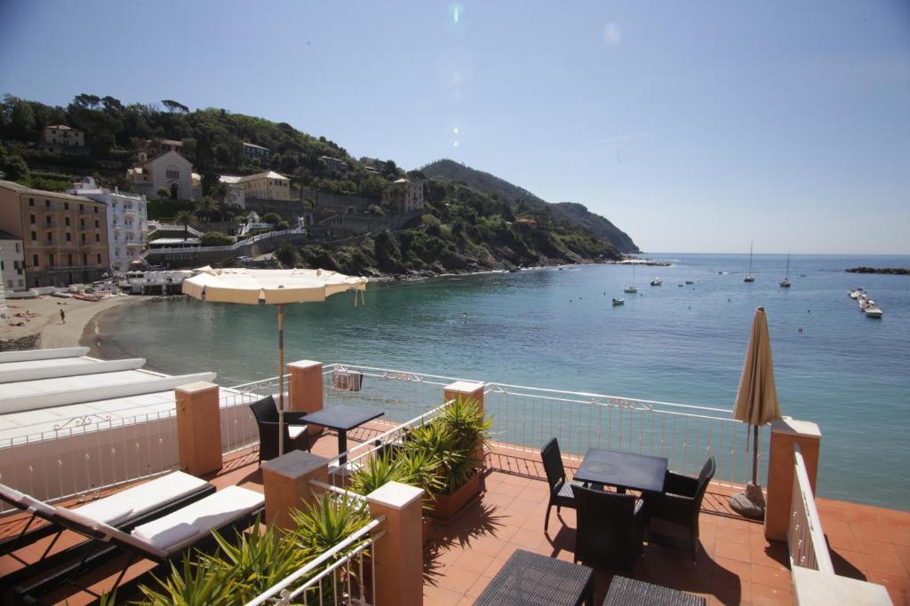 a balcony with chairs and a view of a beach at Hotel Miramare & Spa in Sestri Levante