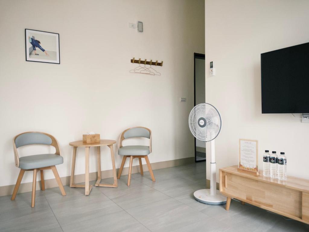 TV a/nebo společenská místnost v ubytování 瑞穗阿牛的家 Rui Sui Moo Guesthouse