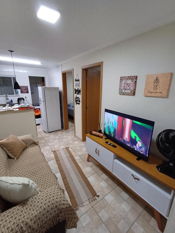 a living room with a couch and a flat screen tv at Apartamento tipo casa linda e confortavel na Penha RJ Próximo ao Ciaa Marinha - Cefan - Casa do Marinheiro - Lespan - Ciaga - Advec in Rio de Janeiro