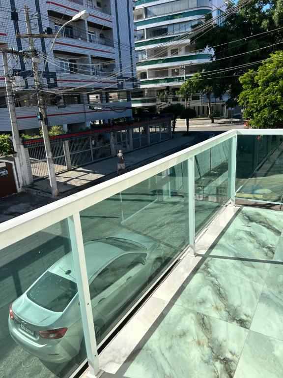 a car on the roof of a building at Brisa Do mar Apartamento 2 in Cabo Frio