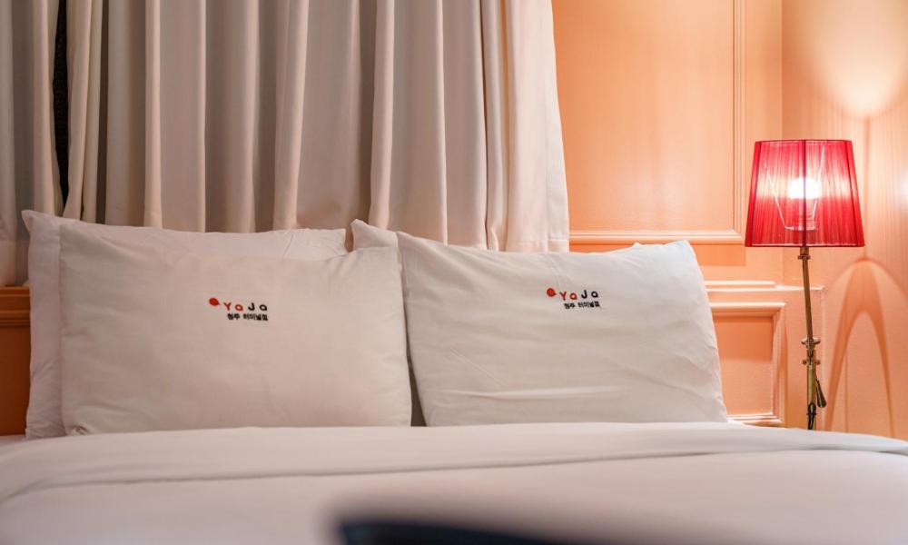 Postel nebo postele na pokoji v ubytování Hotel Yaja Cheongju Terminal Branch