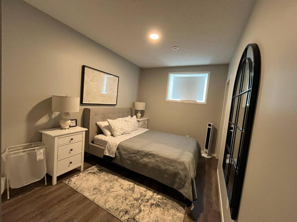 Giường trong phòng chung tại stylish 5-Star Suite 1BD 1 Bath Le Reve Beaumont