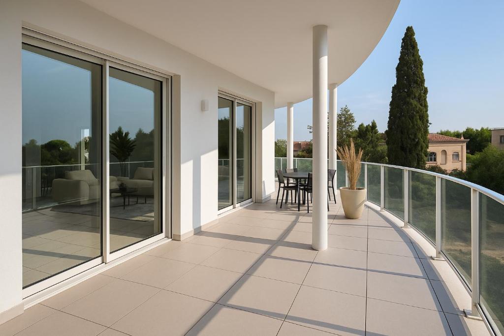 d'un balcon avec des portes coulissantes en verre. dans l'établissement Appartement Neuf Marseille Plage, à Marseille