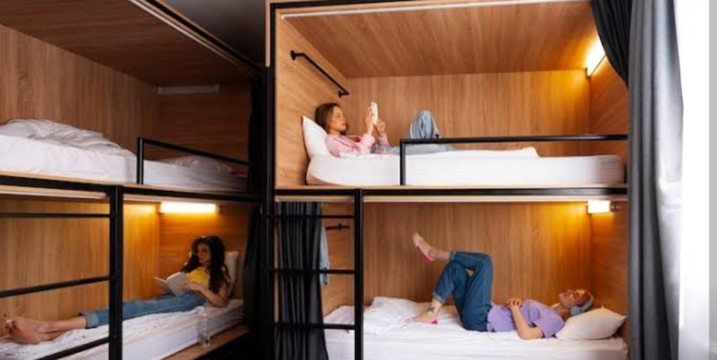 Postel nebo postele na pokoji v ubytování Meghalaya shillong dormitory