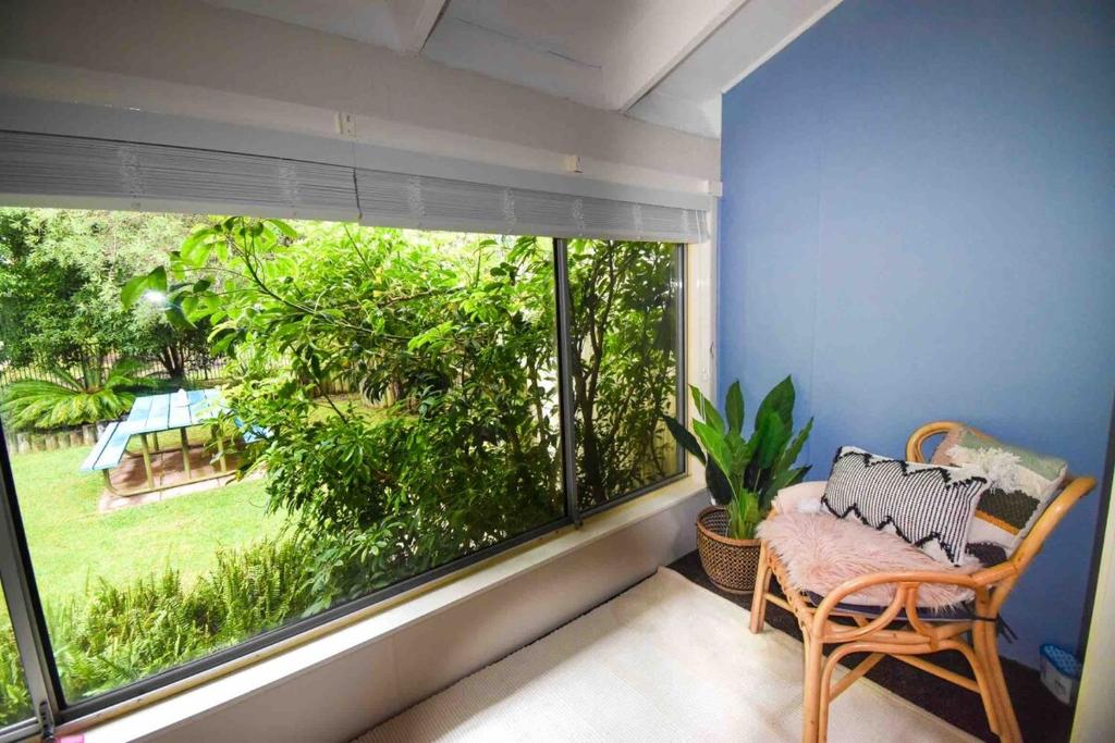 O grădină în afara Perfect Pet Friendly South Coast Beach Getaway