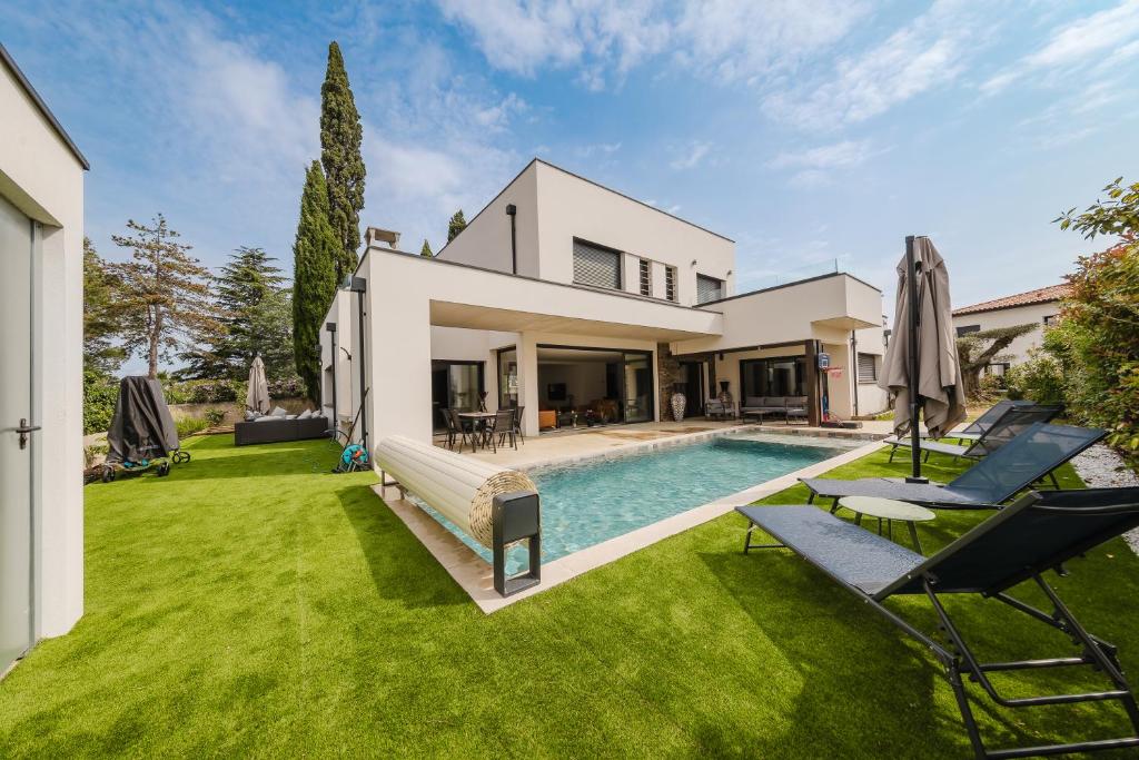 une maison avec une piscine et une cour dans l'établissement VILLA PRESTIGE Les Grenadiers, à Cabestany