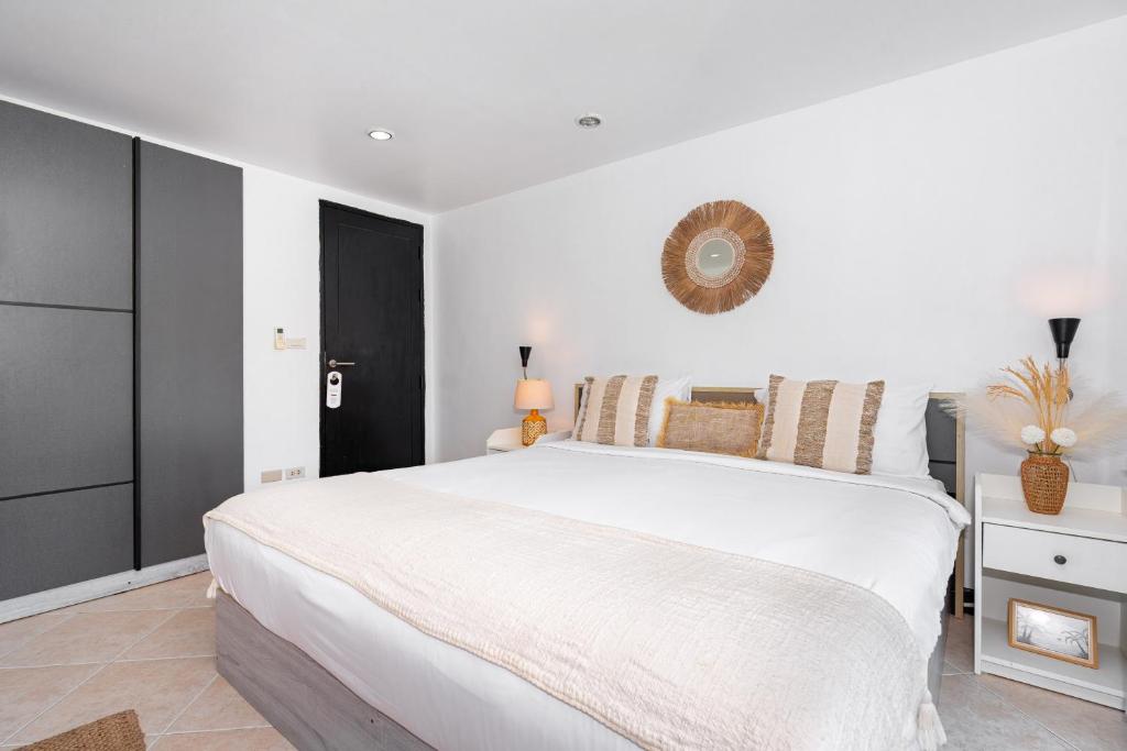 Postel nebo postele na pokoji v ubytování Kata Station Boutique Hotel