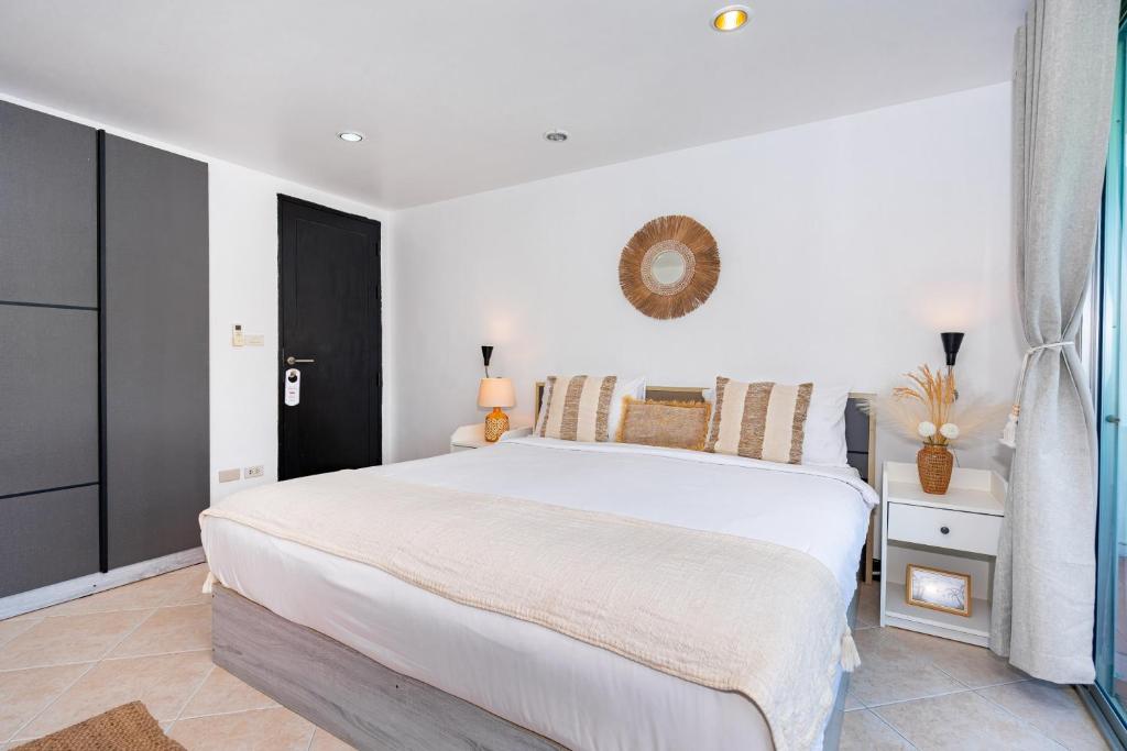 Postel nebo postele na pokoji v ubytování Kata Station Boutique Hotel