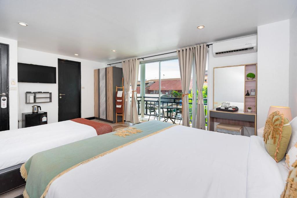 Postel nebo postele na pokoji v ubytování Kata Station Boutique Hotel