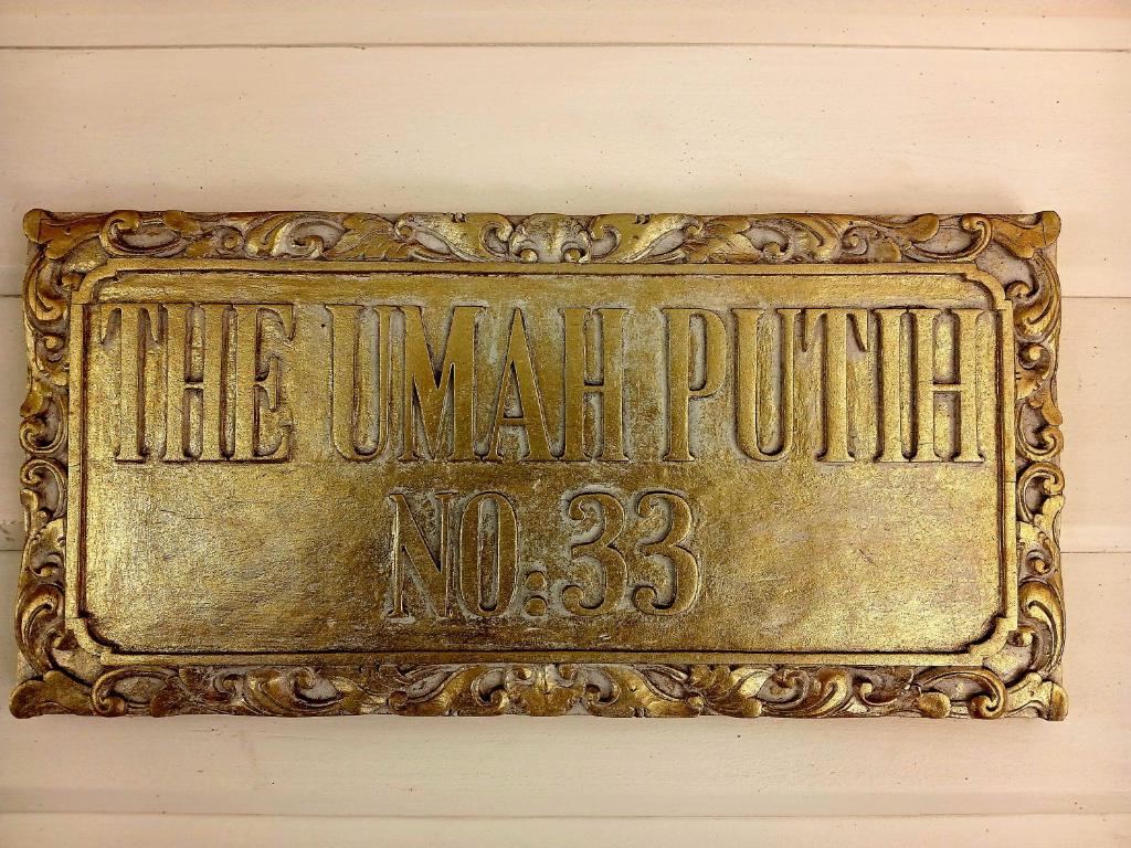 a metal plaque on a wall with the united principle at Cozy and Peaceful home surrounding by cafes and restaurants in Perth