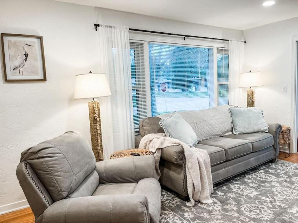 sala de estar con sofá y sillón reclinable en Changes In Latitude Pet Friendly Retreat, en Daytona Beach