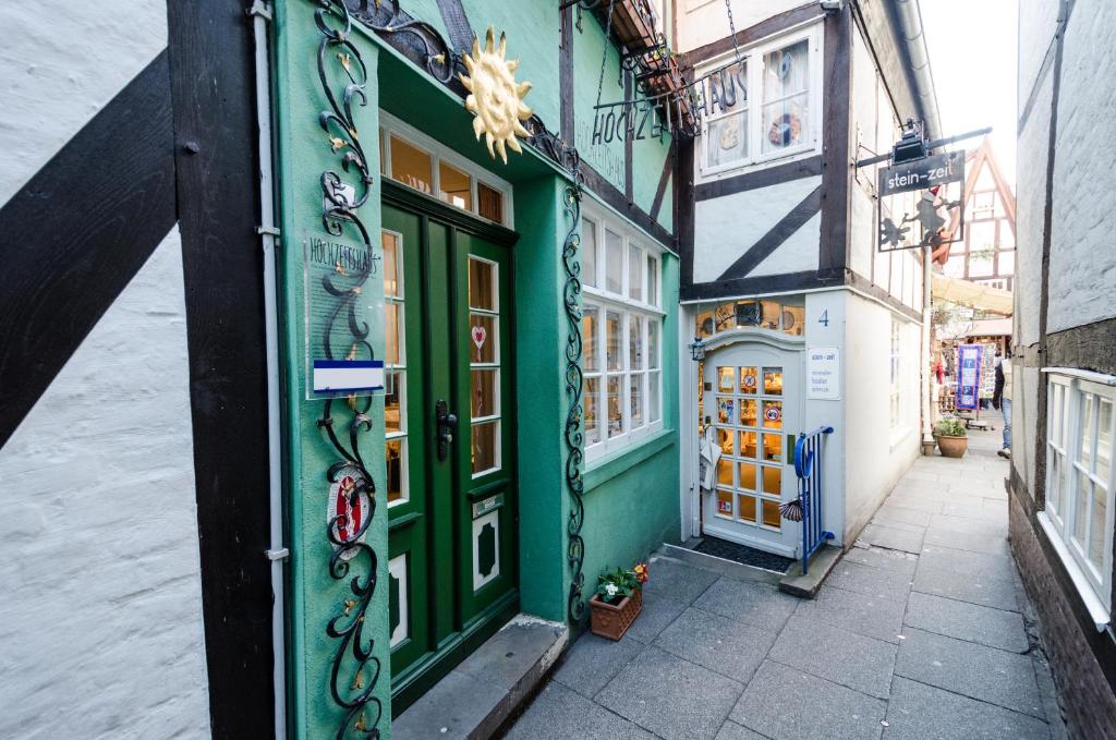 eine Gasse mit grüner Tür an einem Gebäude in der Unterkunft Romantisches Haus im Schnoor in Bremen