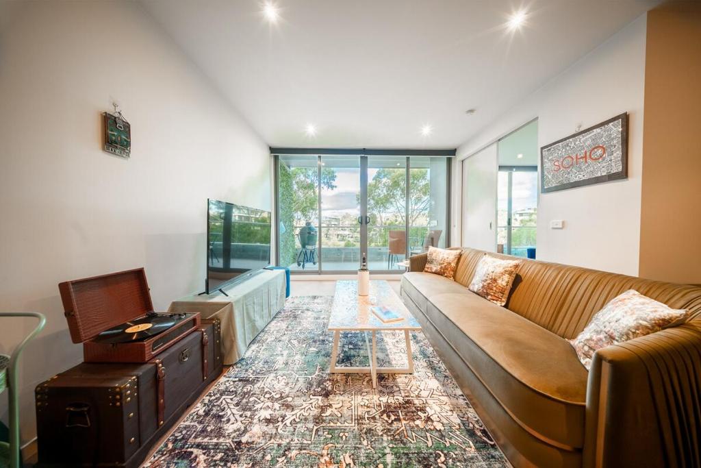 Modern Designer Retreat with Water Views, Melbourne (updated prices 2025)