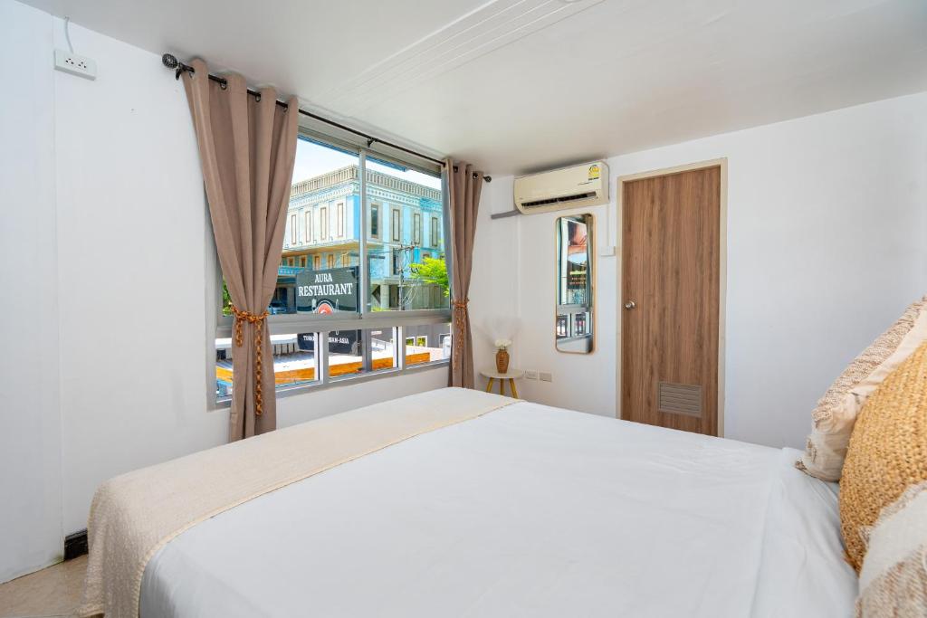 Postel nebo postele na pokoji v ubytování Kata Station Boutique Hotel