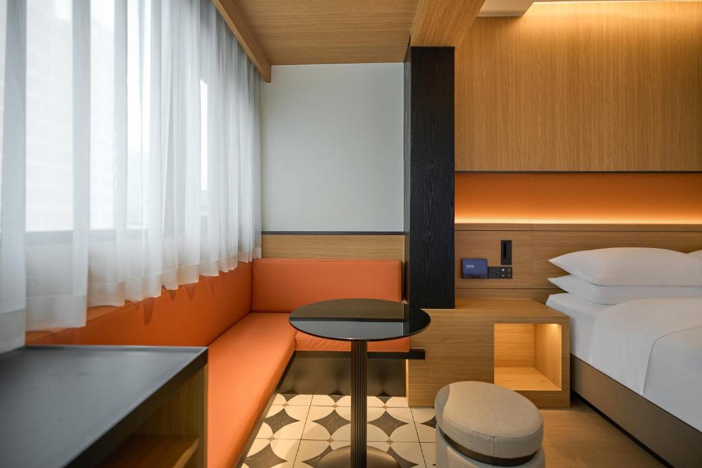 Postel nebo postele na pokoji v ubytování Sfeel设计师酒店成都宽窄巷子奎星楼街店