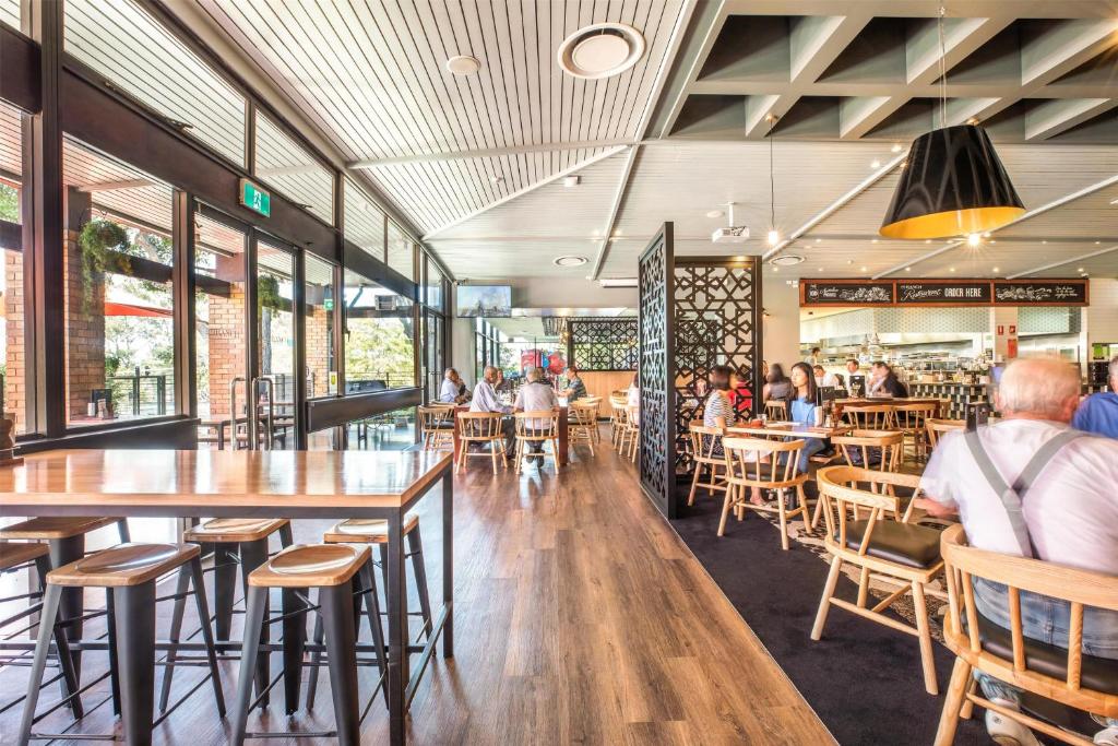 Nightcap at the Ranch Hotel - Resim 6