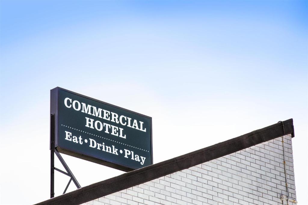 Nightcap at Commercial Hotel - Resim 12