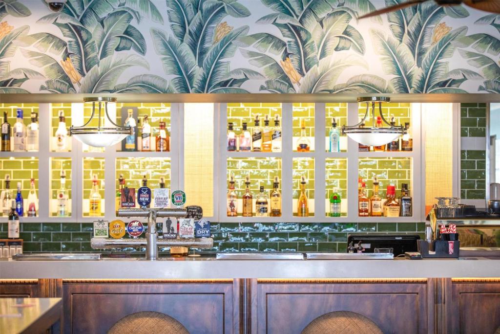 Nightcap at Commercial Hotel - Resim 4