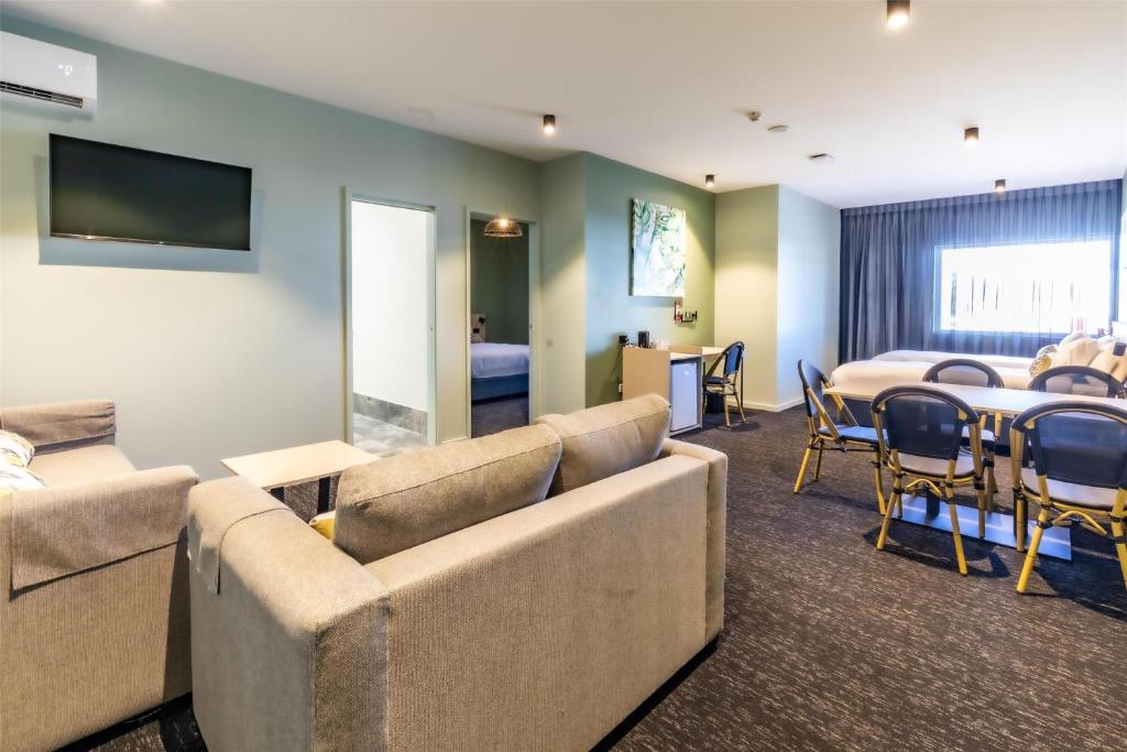 Nightcap at Commercial Hotel - Resim 5