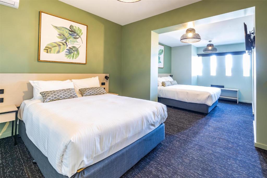 Nightcap at Commercial Hotel - Resim 18