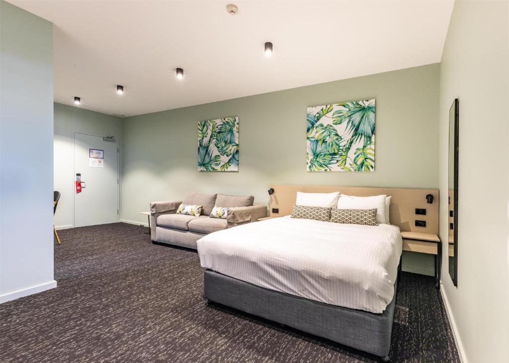 Nightcap at Commercial Hotel - Resim 23