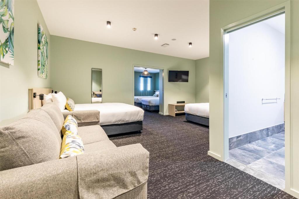 Nightcap at Commercial Hotel - Resim 25