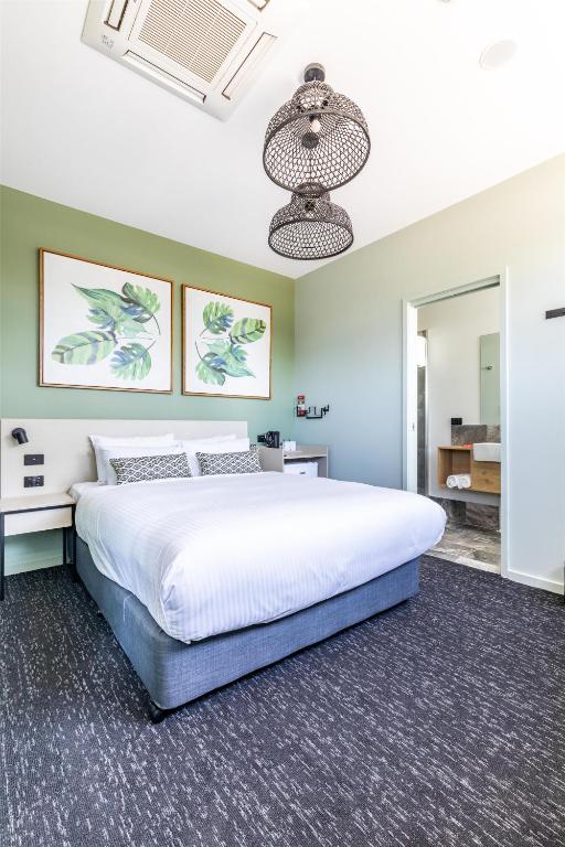 Nightcap at Commercial Hotel - Resim 27