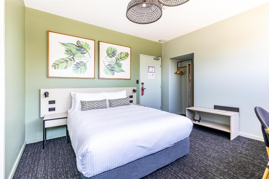 Nightcap at Commercial Hotel - Resim 29