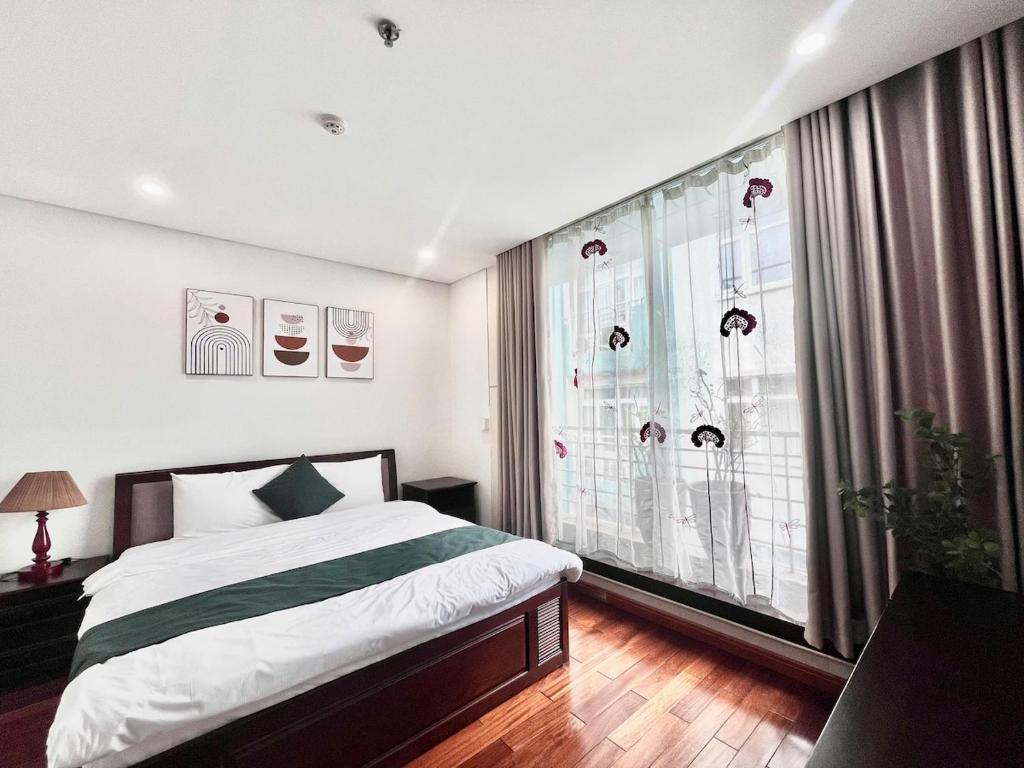 Postel nebo postele na pokoji v ubytování Sakamoto 1 Apartments Kim Ma by XÔI Residences