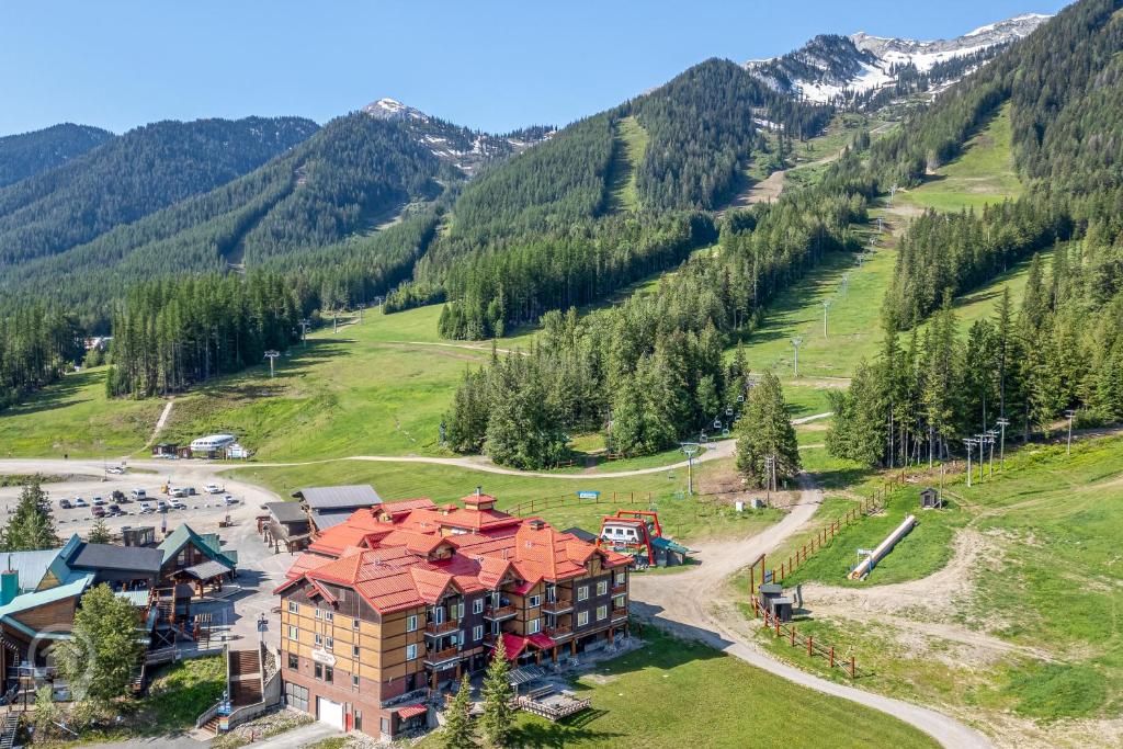 eine Luftaufnahme eines Resorts in den Bergen in der Unterkunft Cornerstone Lodge by StayIn in Fernie