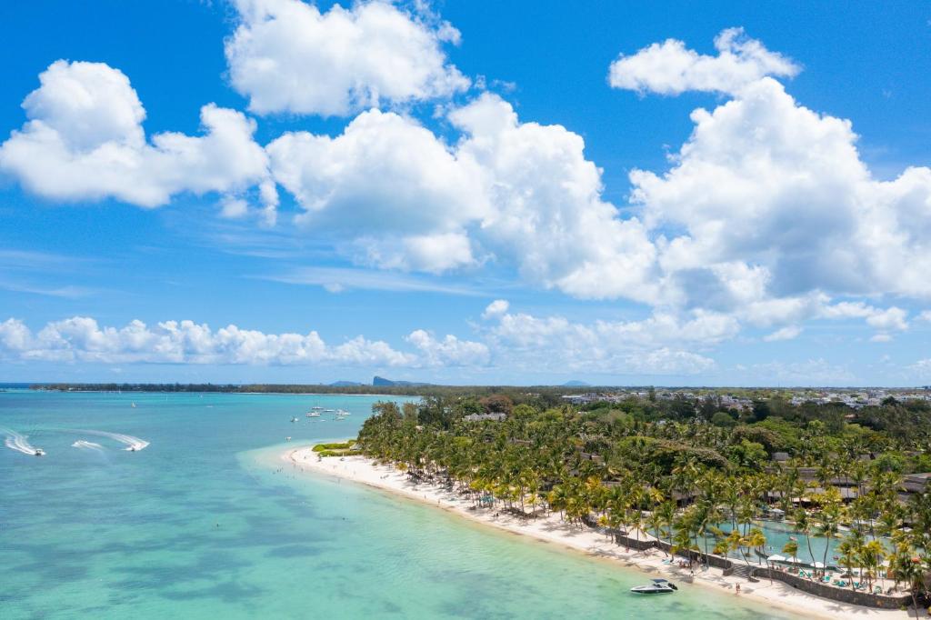 een luchtzicht op een strand in de oceaan bij Modern Apt - Direct Pool Access - Beaches 2 min in Mont Choisy