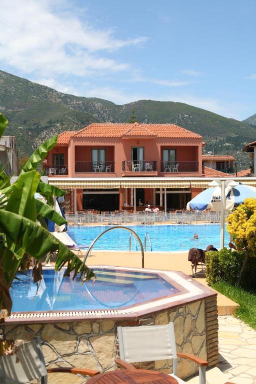 Bazén v ubytování Athos Hotel nebo v jeho okolí