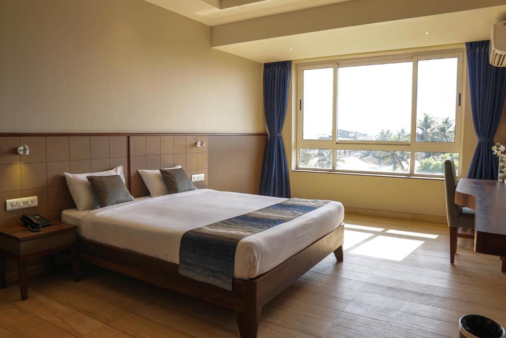 Postel nebo postele na pokoji v ubytování Cosmique Clarks Inn Suites Goa