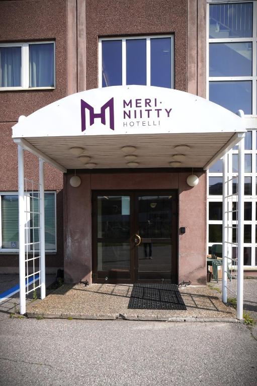 una señal en la parte delantera de un edificio en Meriniitty Hotelli, en Salo