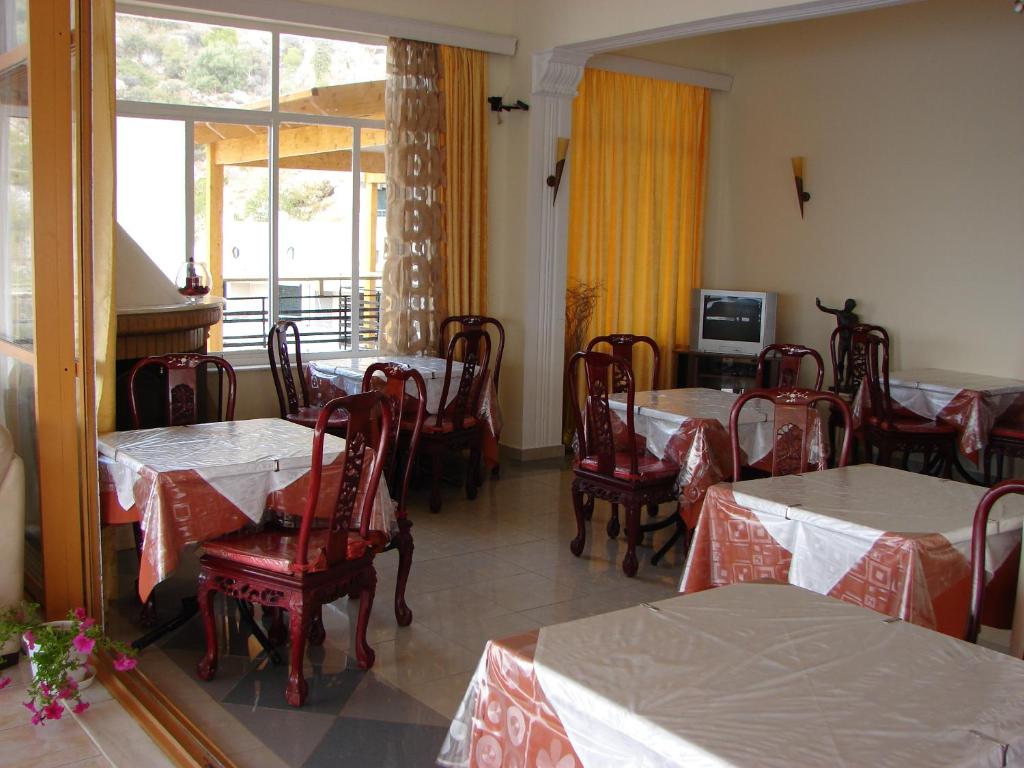 TV a/nebo společenská místnost v ubytování Petit Palais Hotel