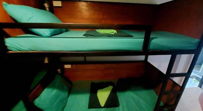 Palanda nebo palandy na pokoji v ubytování Czone Hostel