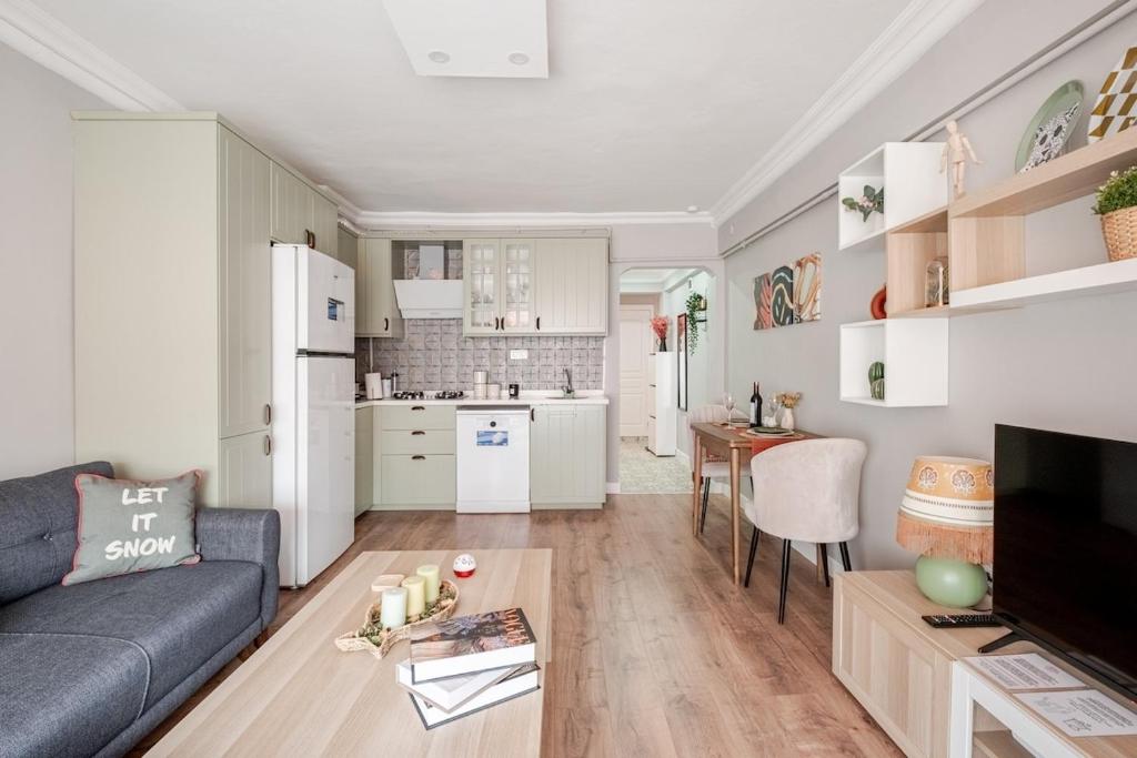 Η κουζίνα ή μικρή κουζίνα στο Kadıköy ün Kalbinde Tarihi Rahat Sessiz Daire