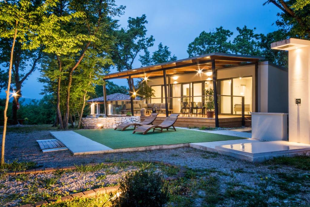 Casa moderna con jardín y patio en Villa Vita, a Lush Romantic Retreat in a private Forest, en Vinež