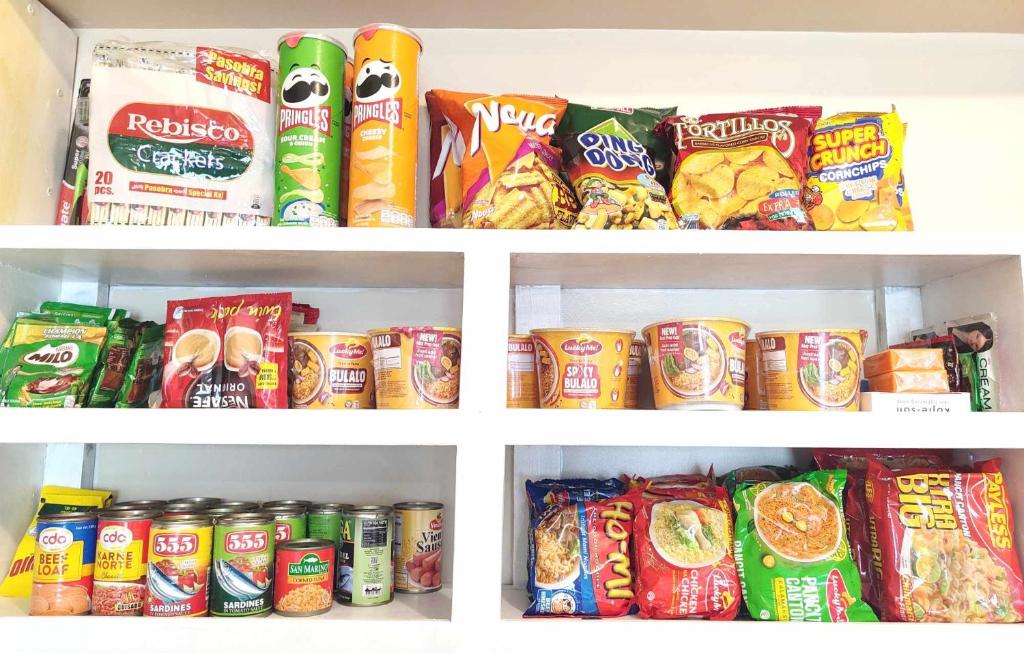 イロイロにある1422 Tower 4 Atria Iloilo Comfy, Central, Cozyの冷蔵庫(種類豊富な食品付)