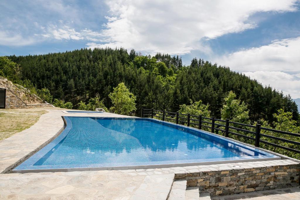 Bazén v ubytování Hotel Leshten nebo v jeho okolí