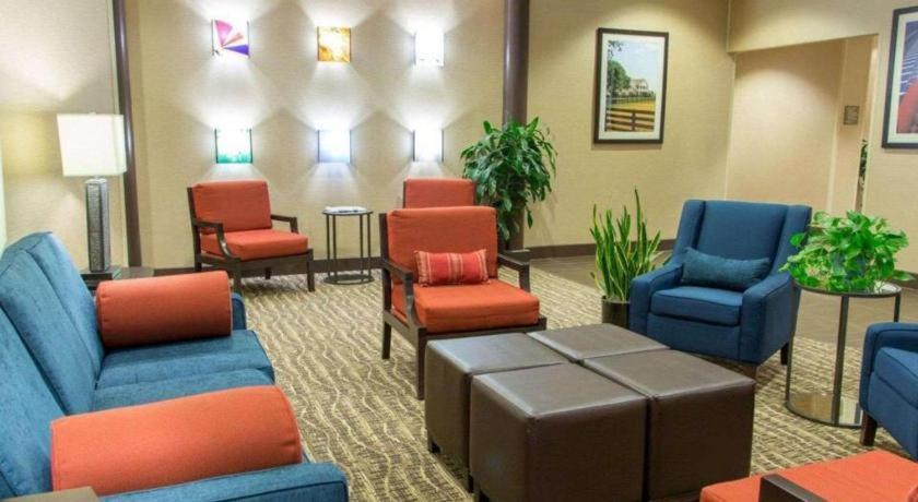 Comfort Inn DFW Airport Northにあるシーティングエリア